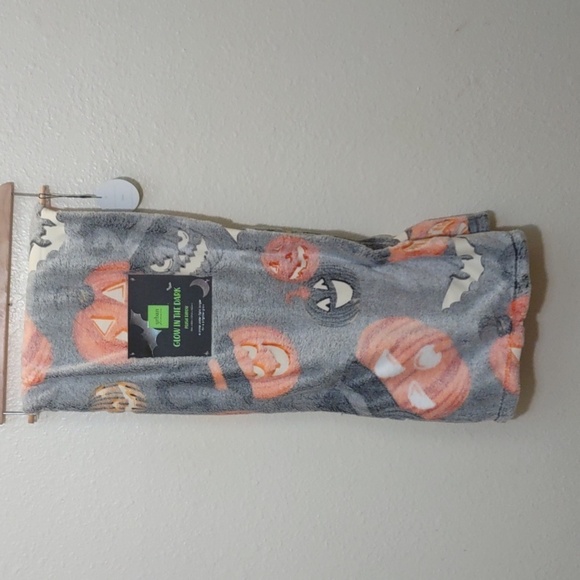 HALLOWEEN GLOW IN THE DARK PUMPKIN PLUSH THROW 50X60in